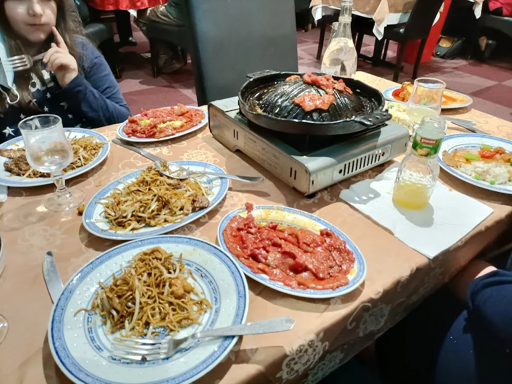 Boeuf Barbecue Nouilles Sautées Maison Porc Aigre Douce Et Riz Cantonais